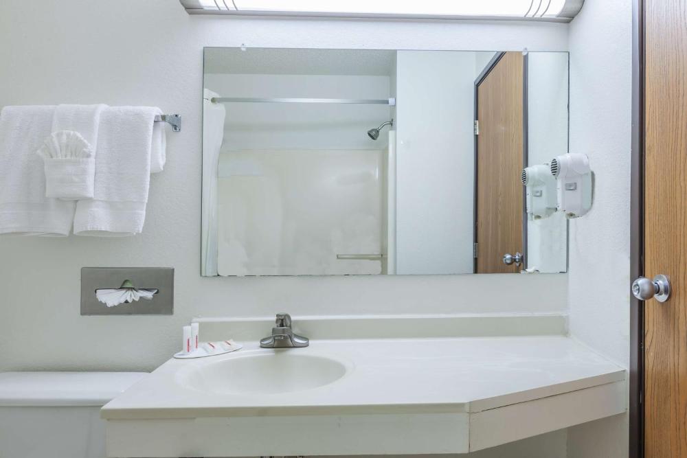 1 Queen Bed, Mobility/Hearing Accessible Room, Bathtub w/ Grab Bars,, Non-Smoking
interior